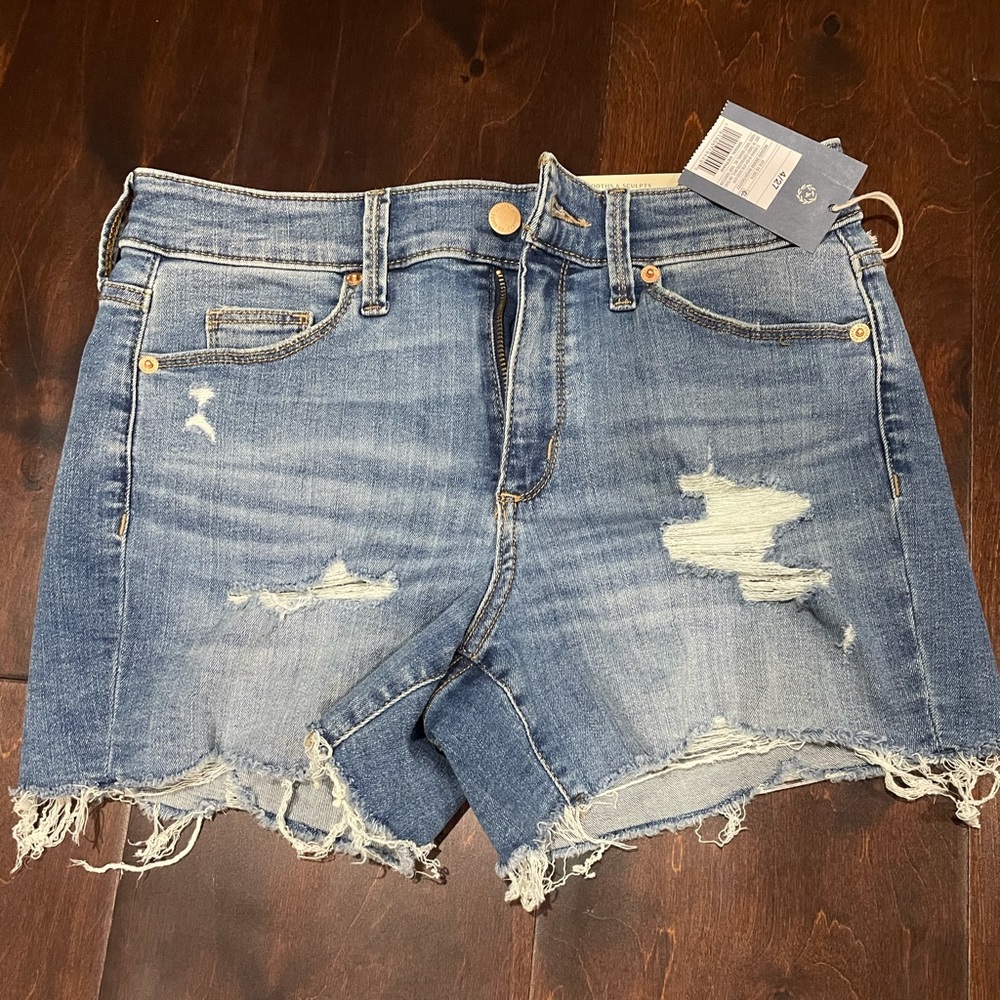🆕 Universal Thread distressed denim shorts (NWT)